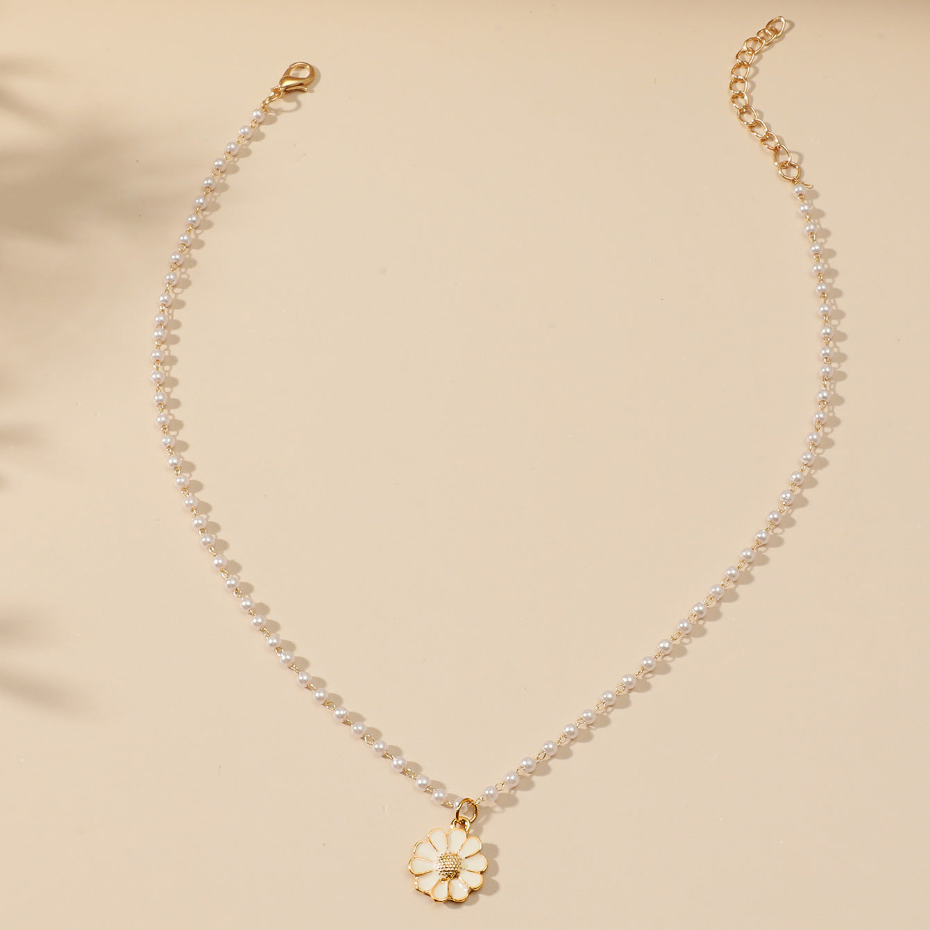 Pearl String Daisey Flower Neckalce
