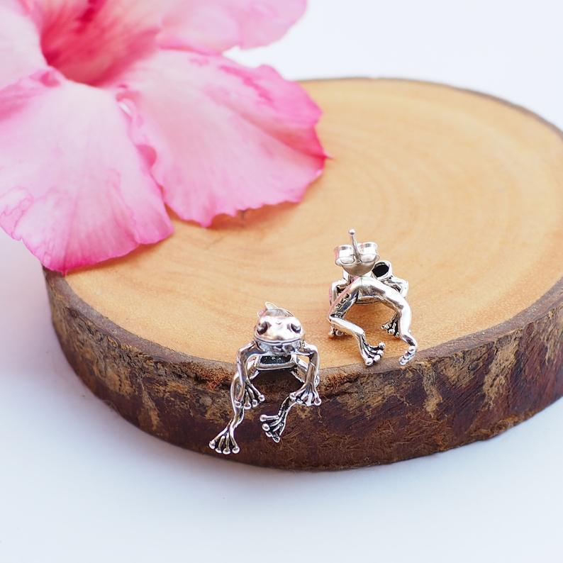 Pair of Cute Green Frog Stud Earrings