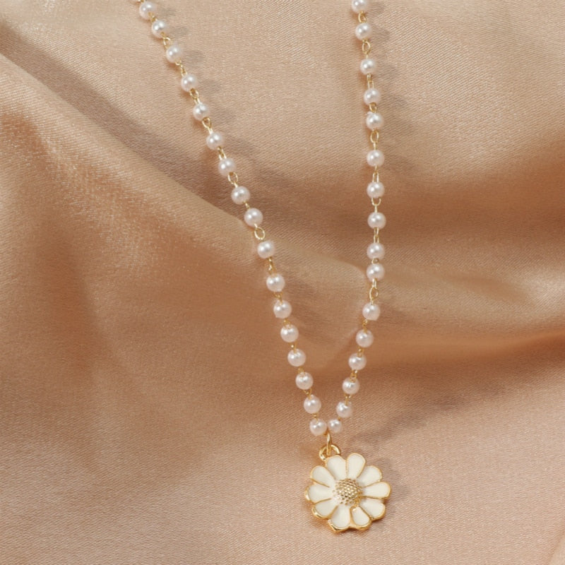 Pearl String Daisey Flower Neckalce